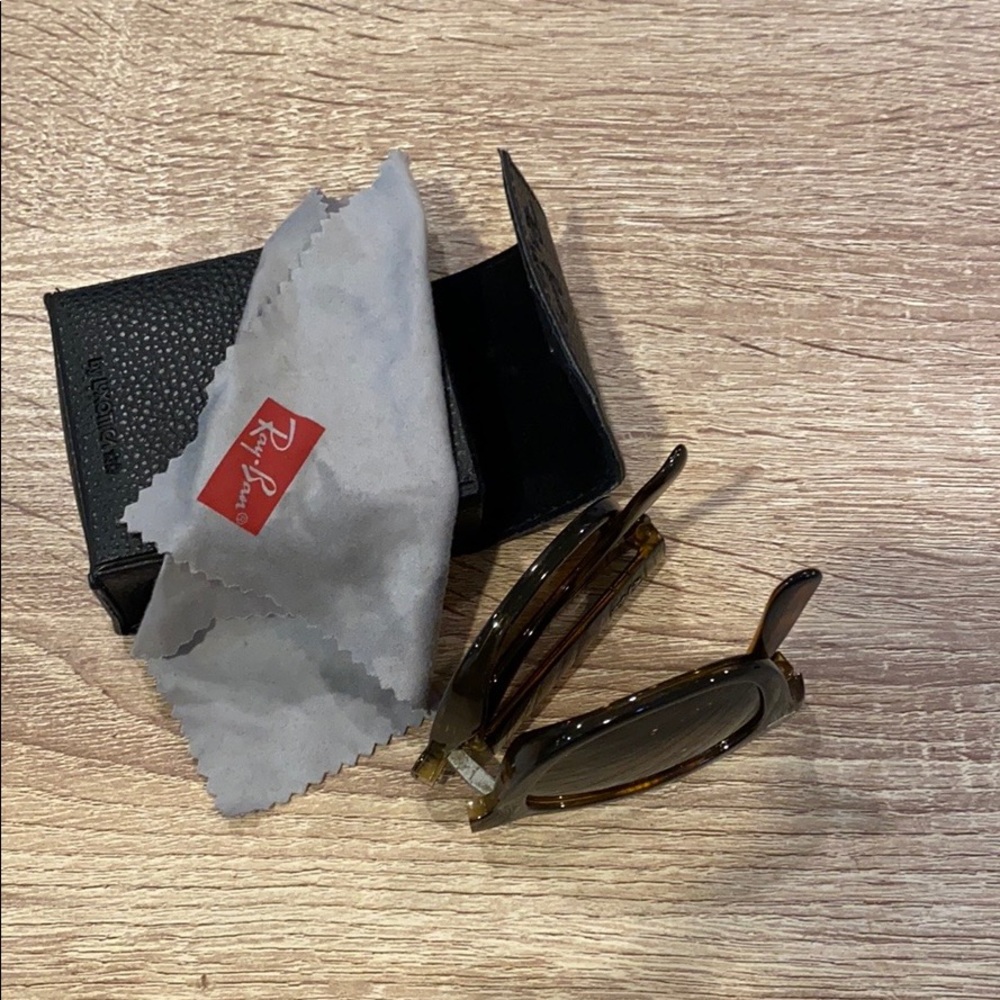 Authentic Ray-ban folding Wayfarer.